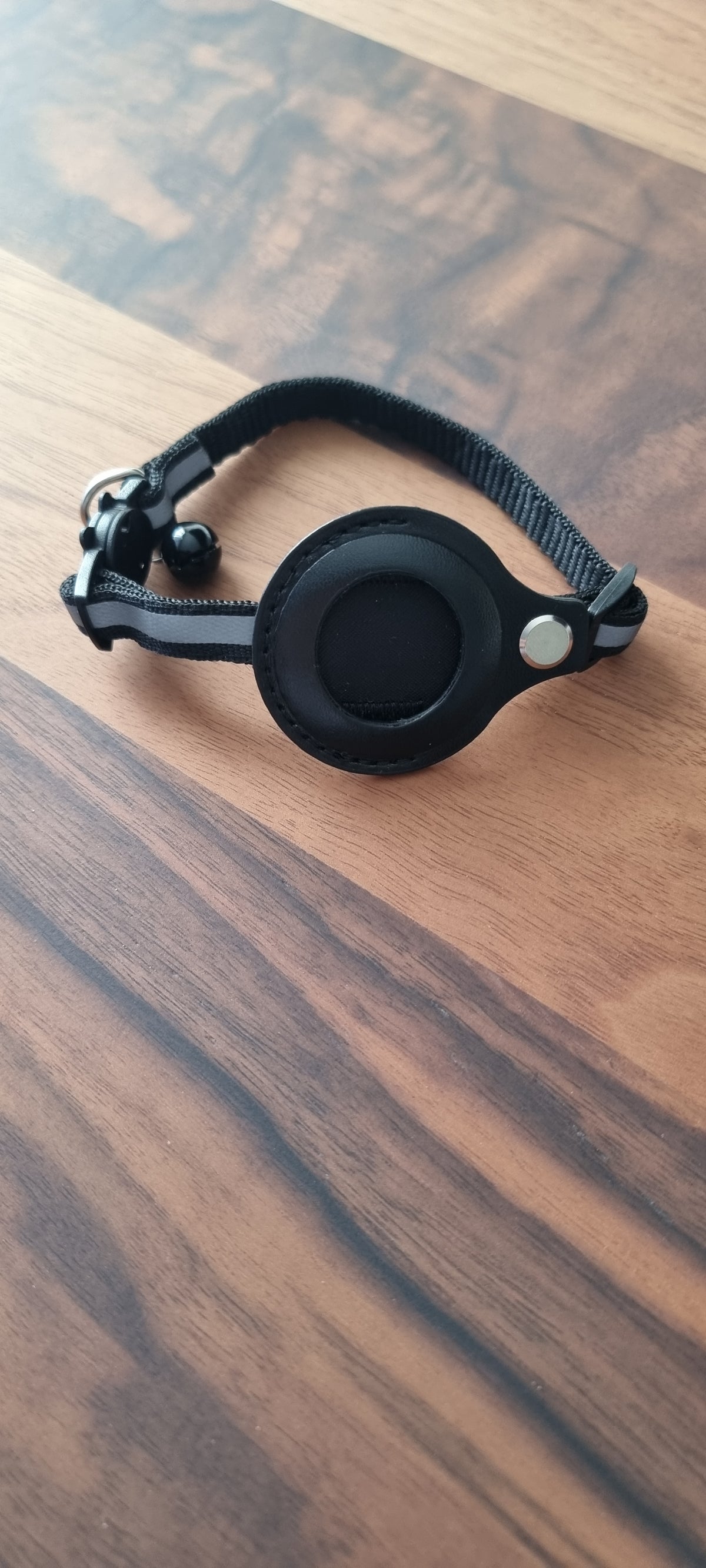 Collier chat noir vu de dessus, compartiment traceur fermé