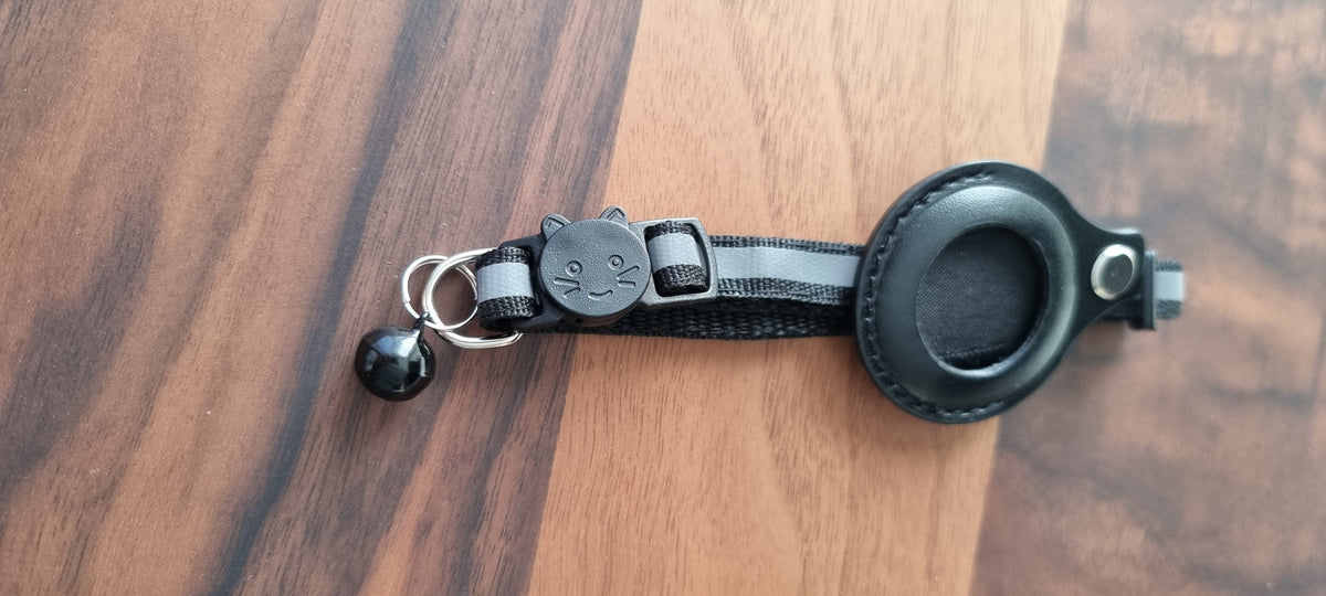 Boucle anti-étranglement en tête de chat sur le collier noir
